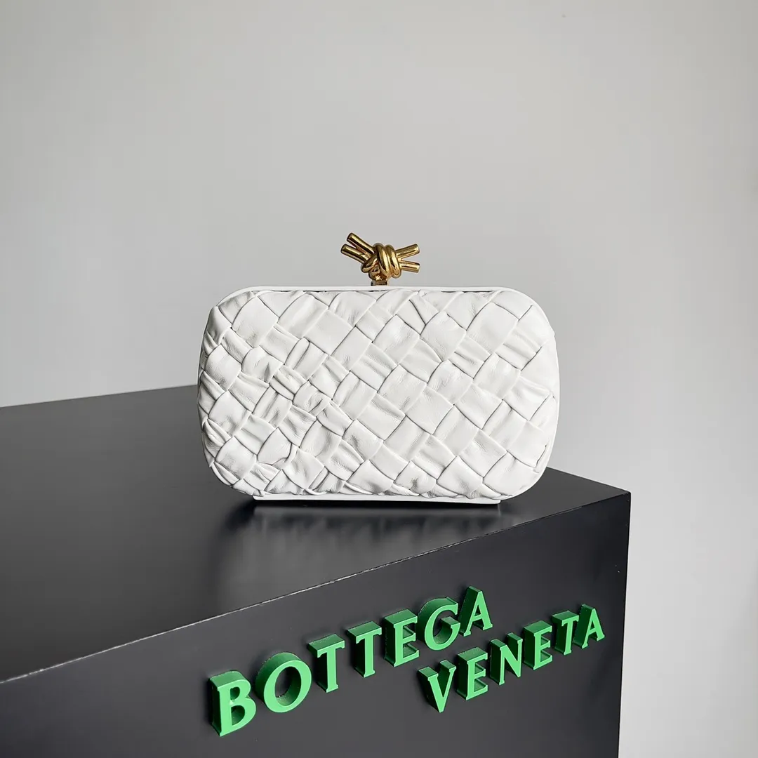 Batch 1860 BV Knot | The classic return of the evening bag. Original leather ➕ Stainless steel hardware ➕ 24k real gold plating ➕ Fully handmade. Those who know the history of our brand should have heard that the knot is a story of Bottega Veneta, and it is also one of the more important design elements. Matthieu Blazy's work this season sublimates Knot's classics, with a new knot design and a woven shoulder strap, plus Fouland Intreccio's weaving technology, adding some fashion to the retro and nostalgic feel of the past. Style number: 717622 Size: 20.5*6*12.5